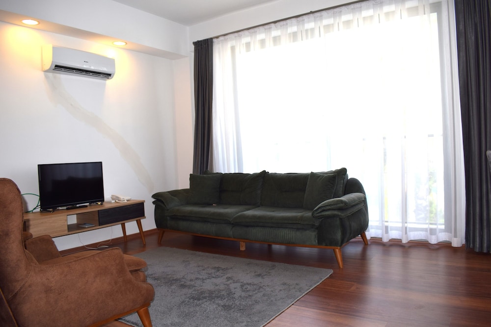 Side Mira Palace 22