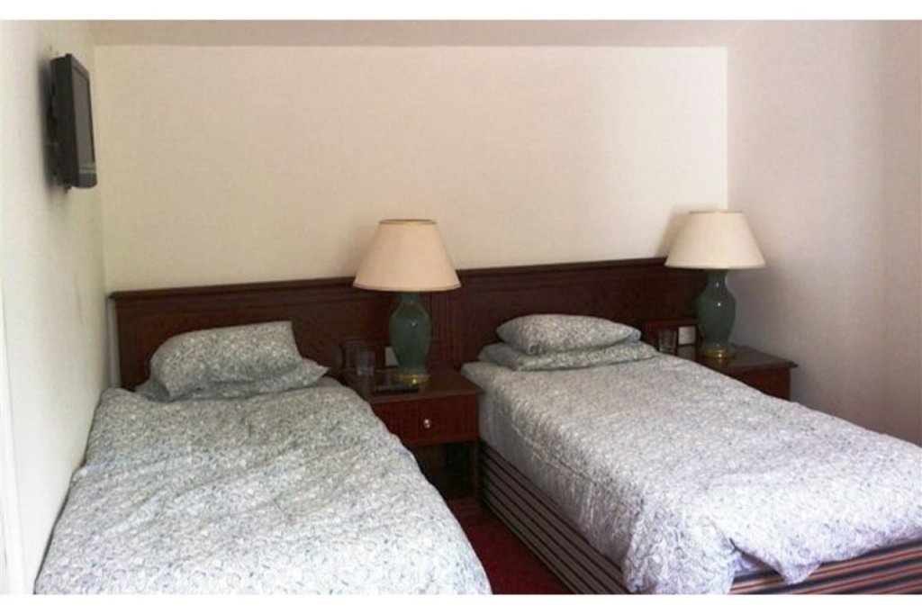 OYO Old Oak Tree Inn 1