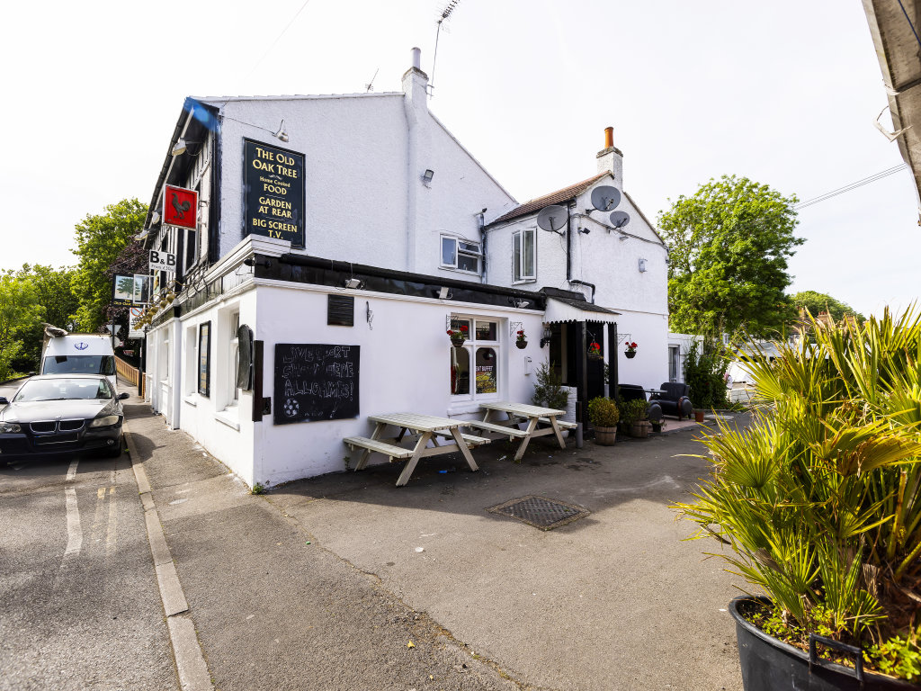 OYO Old Oak Tree Inn 11