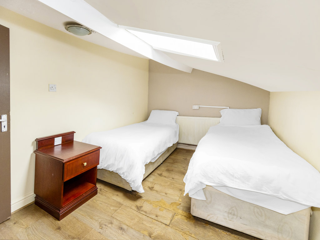 OYO Old Oak Tree Inn 19
