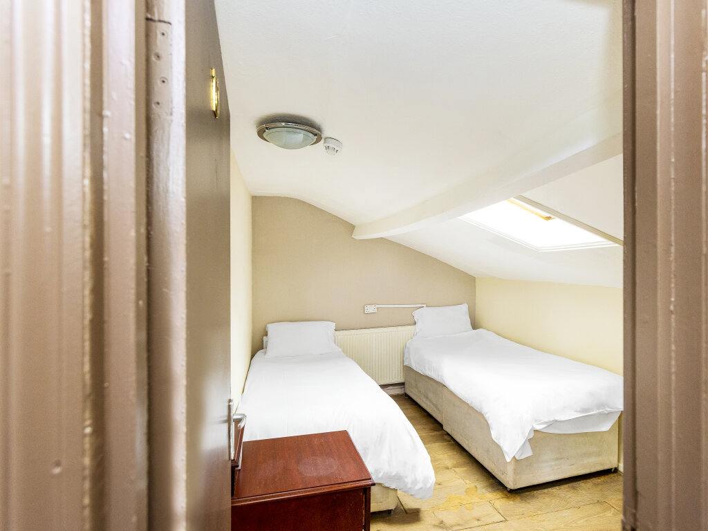 OYO Old Oak Tree Inn 22