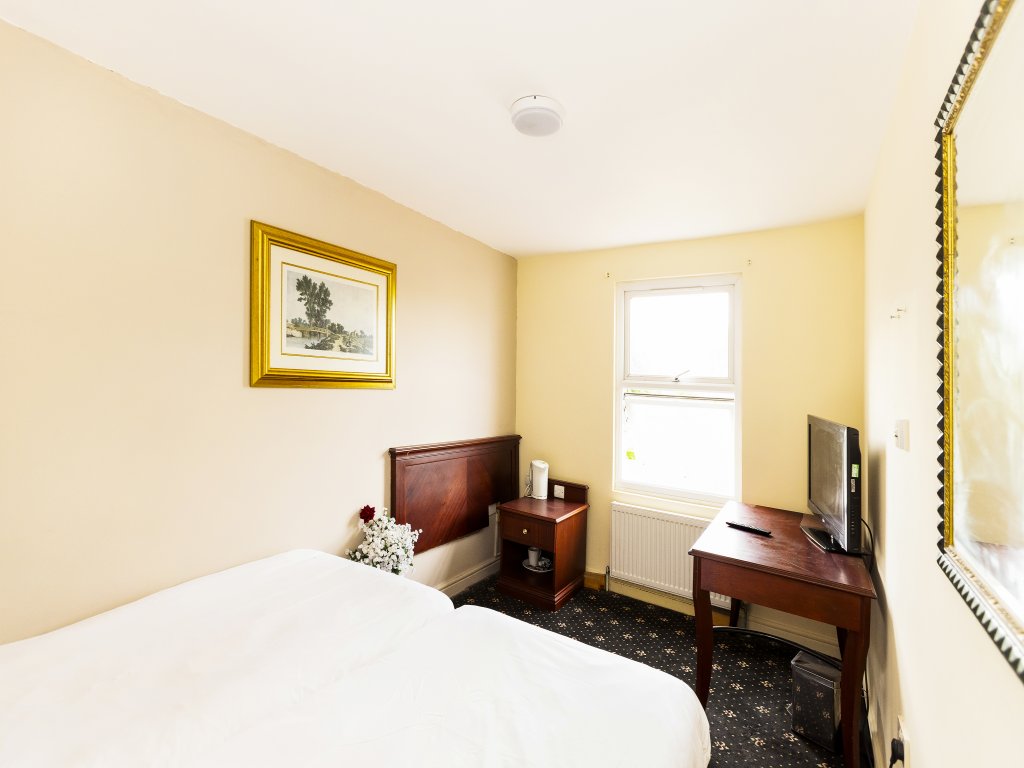 OYO Old Oak Tree Inn 23