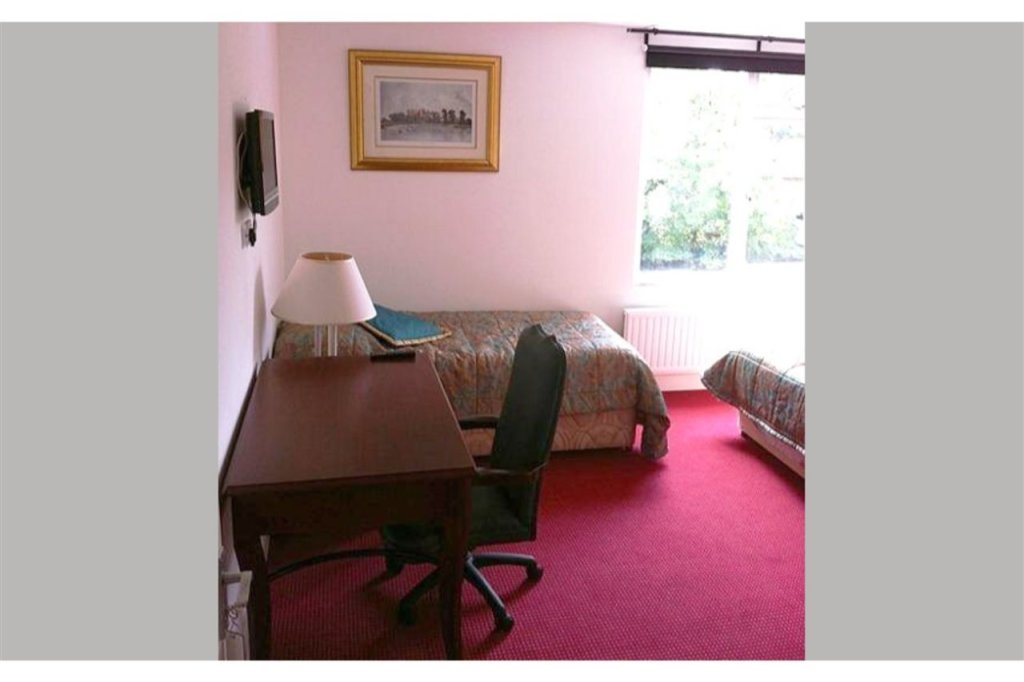 OYO Old Oak Tree Inn 3