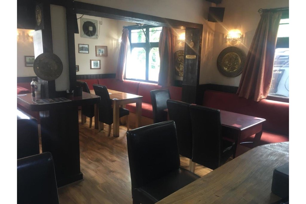 OYO Old Oak Tree Inn 5