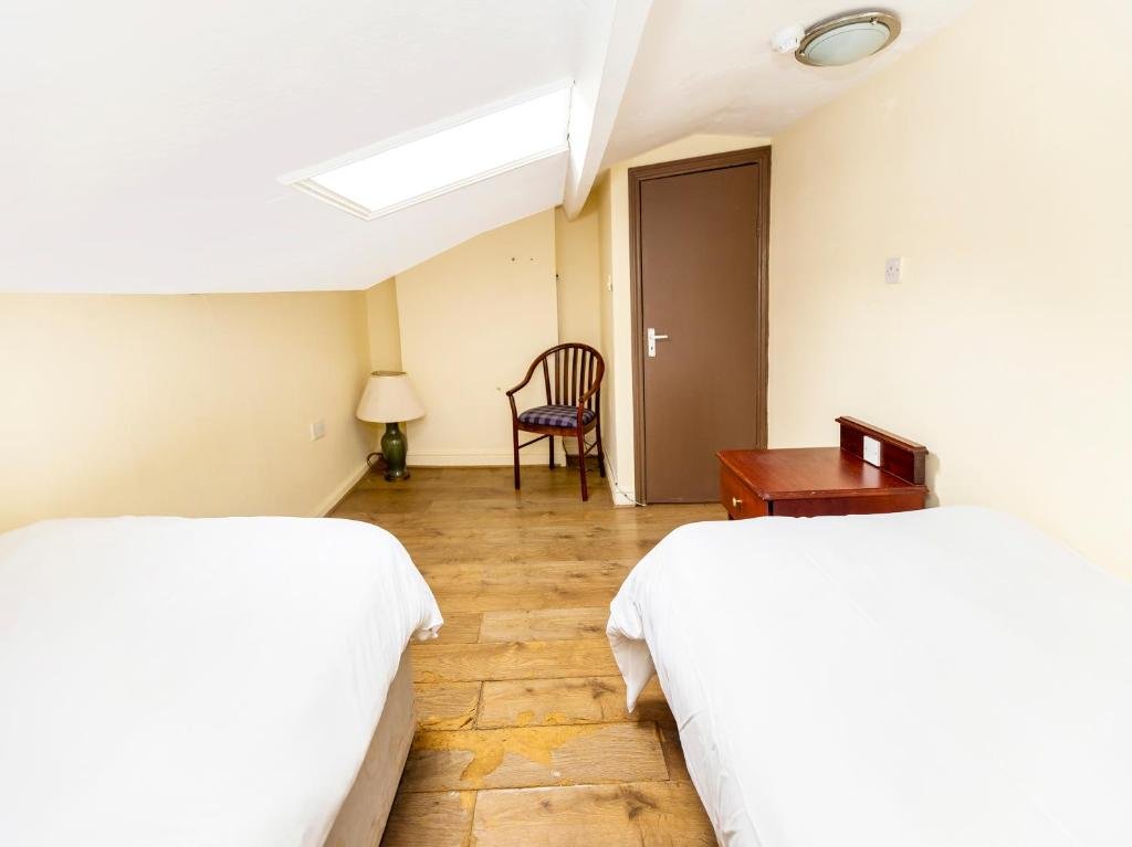 OYO Old Oak Tree Inn 8
