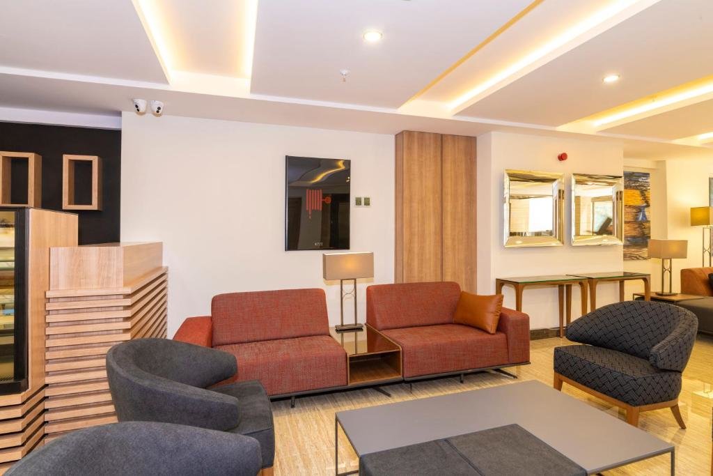 38 Hotel 13