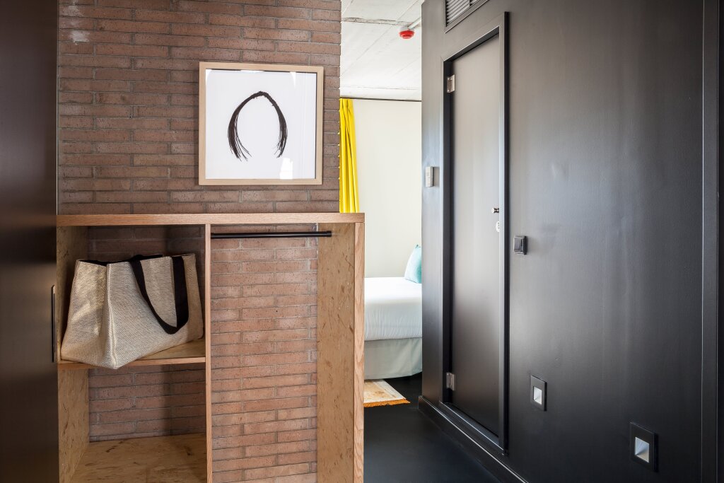 Bastardo Hostel 22