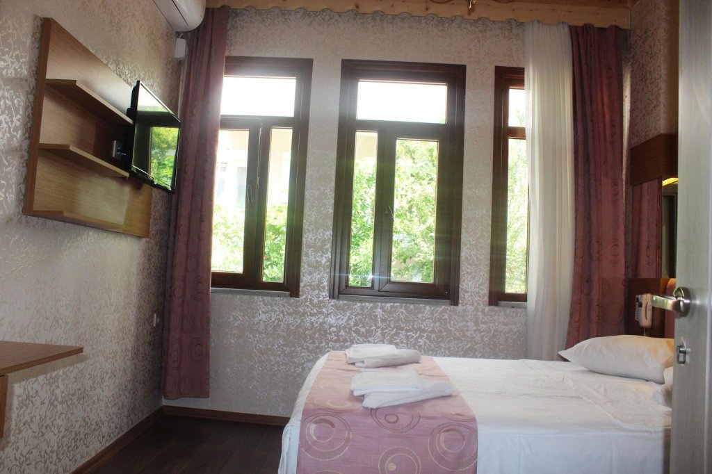 Megaron Hotel 10