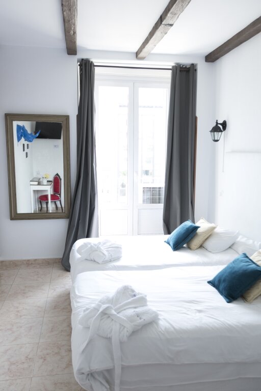 Hostal Vázquez de Mella 8