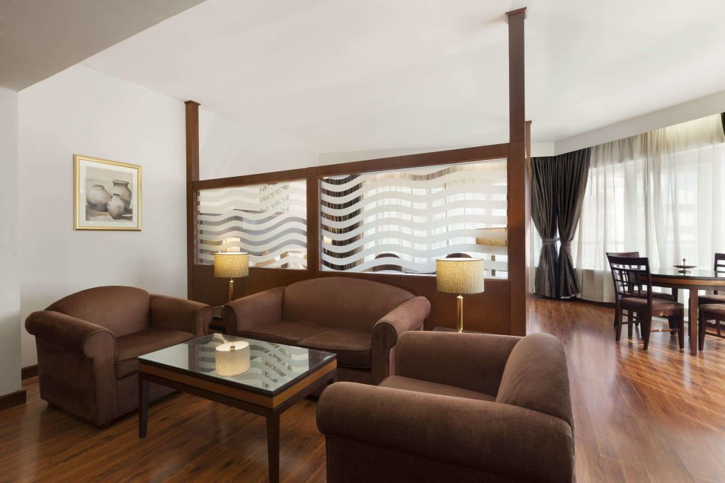 Howard Johnson by Wyndham Bur Dubai 2