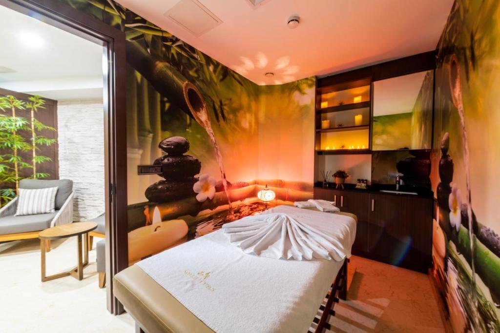 Aprilis Deluxe Hotel 2