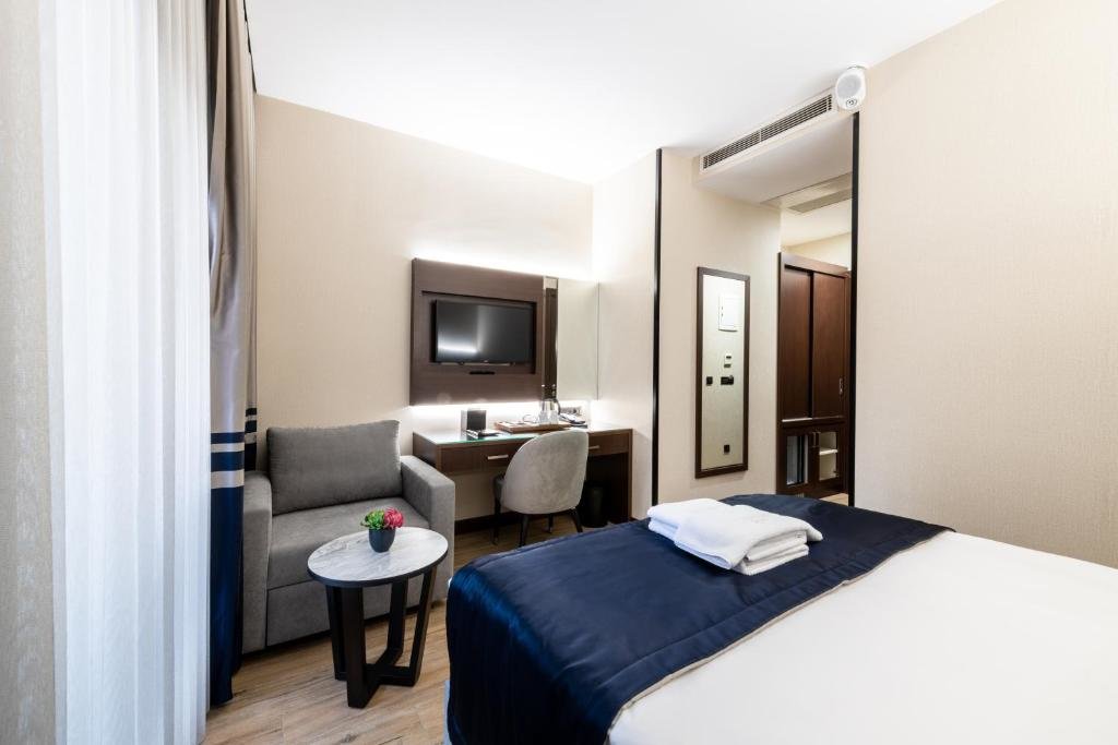 Aprilis Deluxe Hotel 4