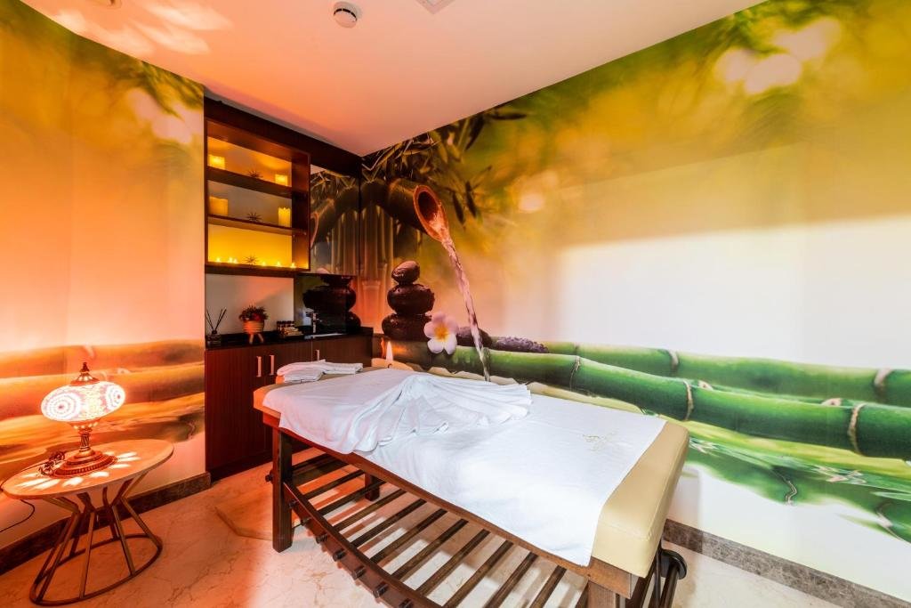 Aprilis Deluxe Hotel 7