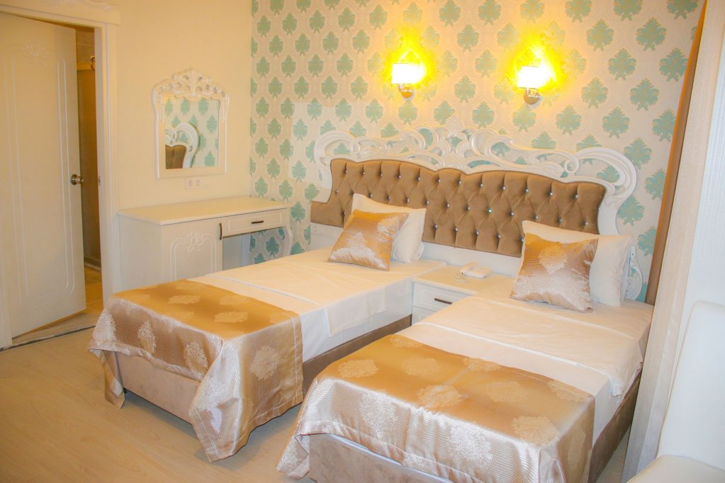 Deluxe Newport Hotel 1