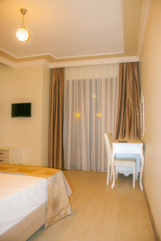 Deluxe Newport Hotel 11