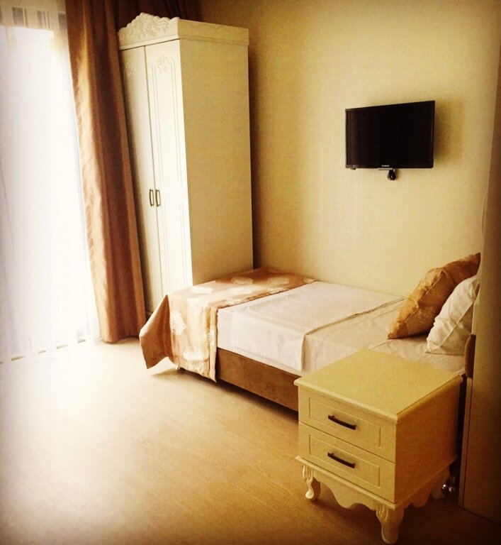 Deluxe Newport Hotel 13
