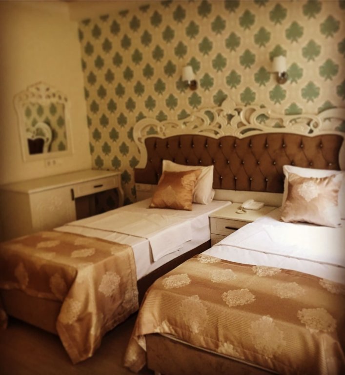 Deluxe Newport Hotel 14