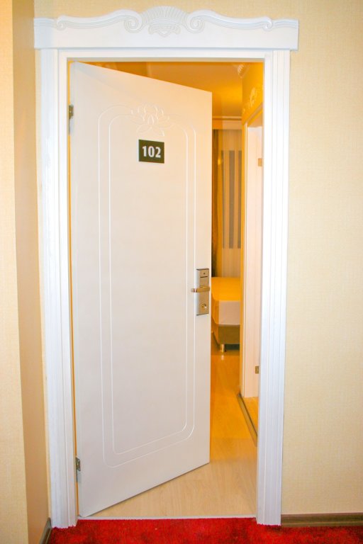 Deluxe Newport Hotel 16