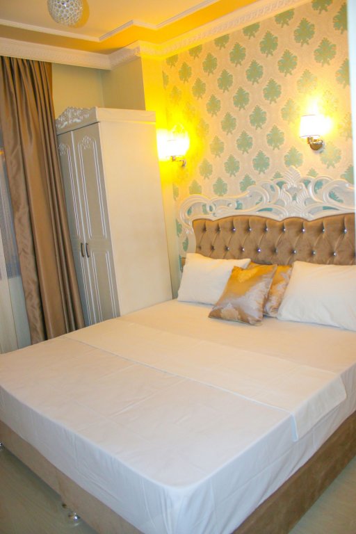 Deluxe Newport Hotel 2