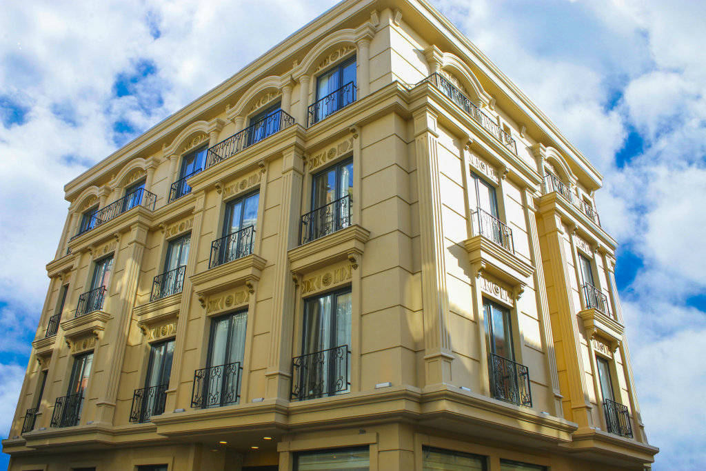 Deluxe Newport Hotel 21