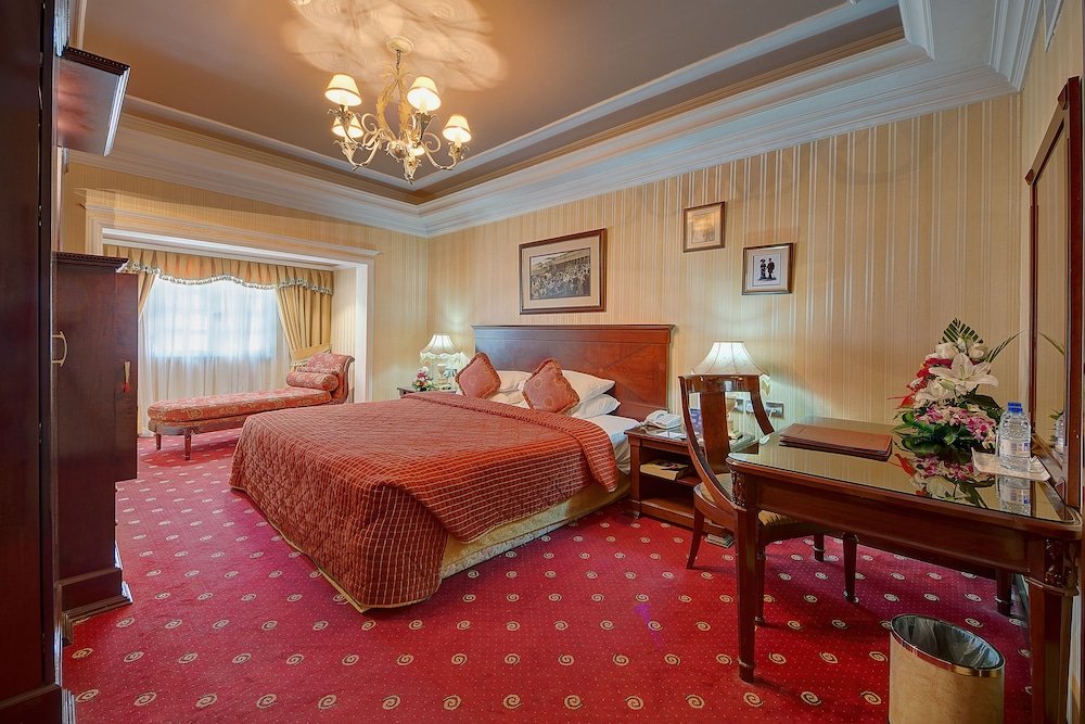 Ascot Hotel 18