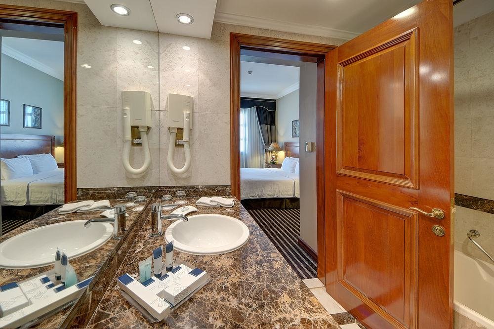 Ascot Hotel 23