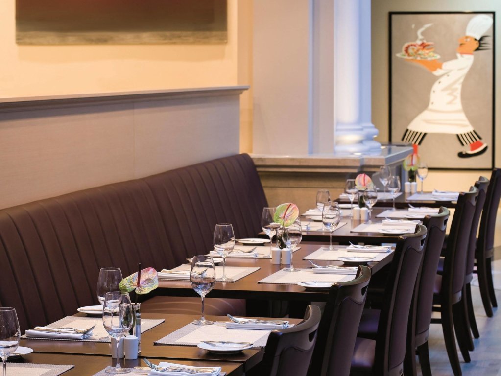 Movenpick Hotel & Apartments Bur Dubai 10