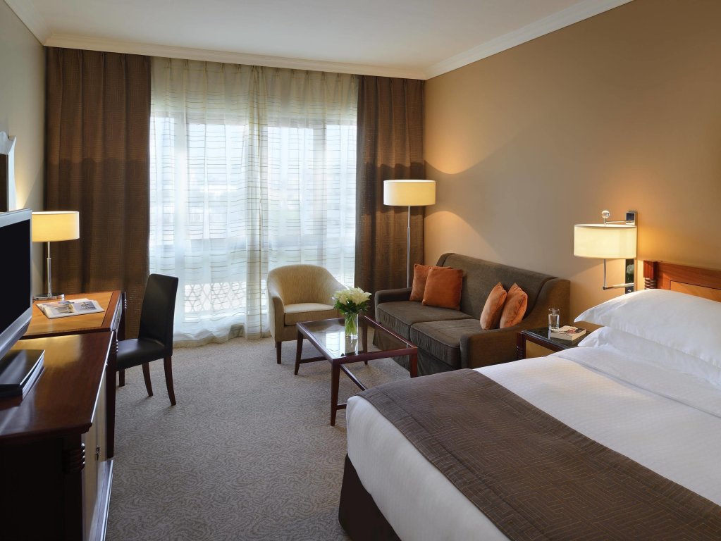 Movenpick Hotel & Apartments Bur Dubai 2