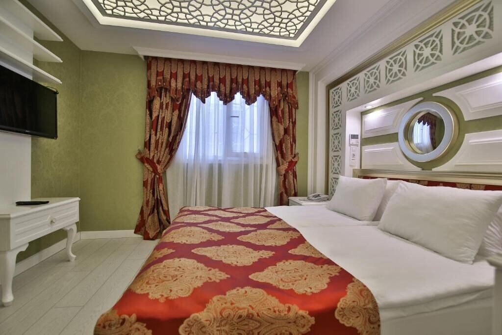 Queens Land Istanbul 12