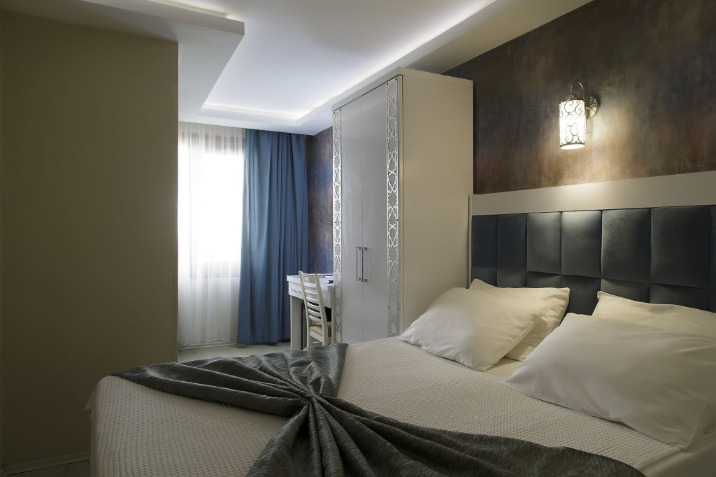 River Hotel 2
