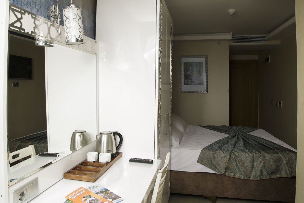 River Hotel 4