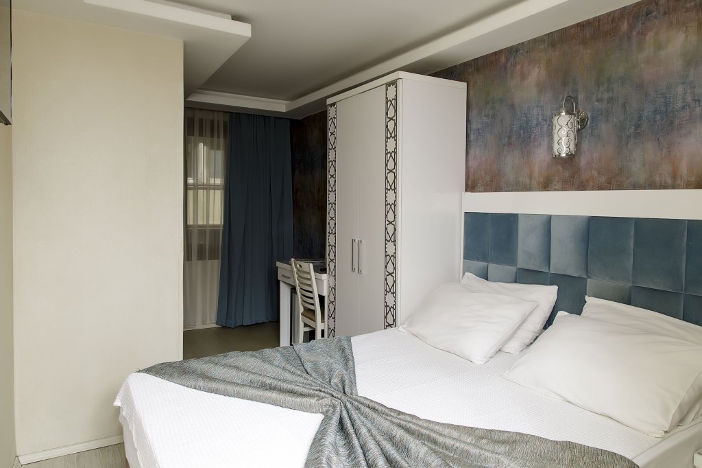 River Hotel 5