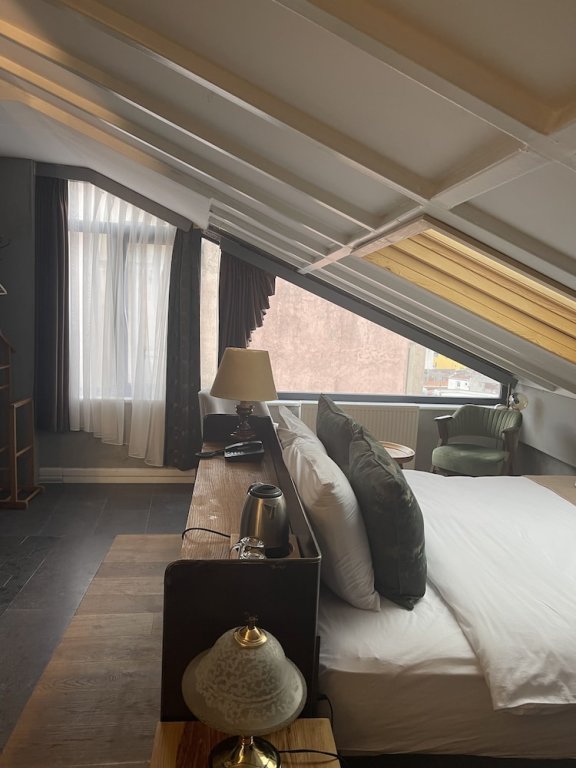 Aleksandr Pera Hotel 18