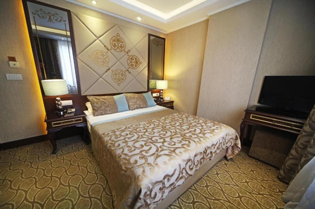 Black Bird Hotel 20